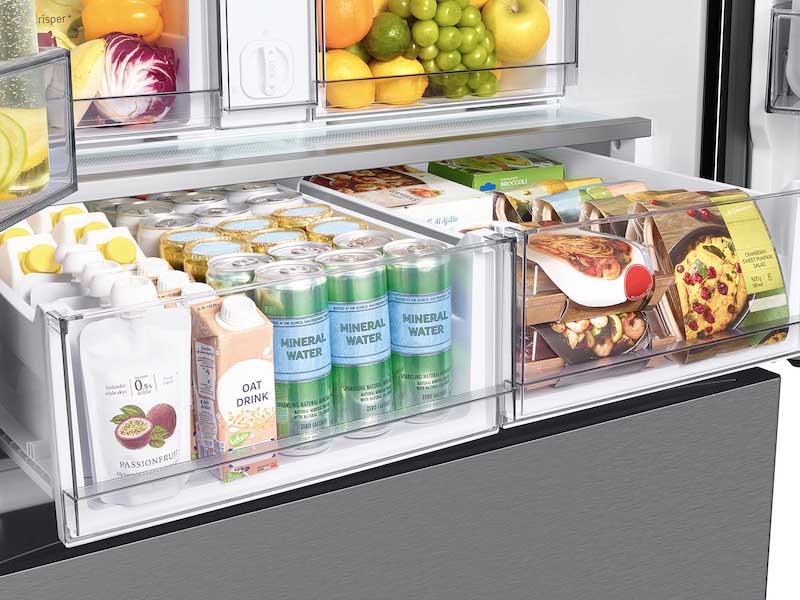 Bespoke 3-Door French Door Refrigerator (30 cu. ft.) with Beverage Center™ in Stainless Steel - Image 9
